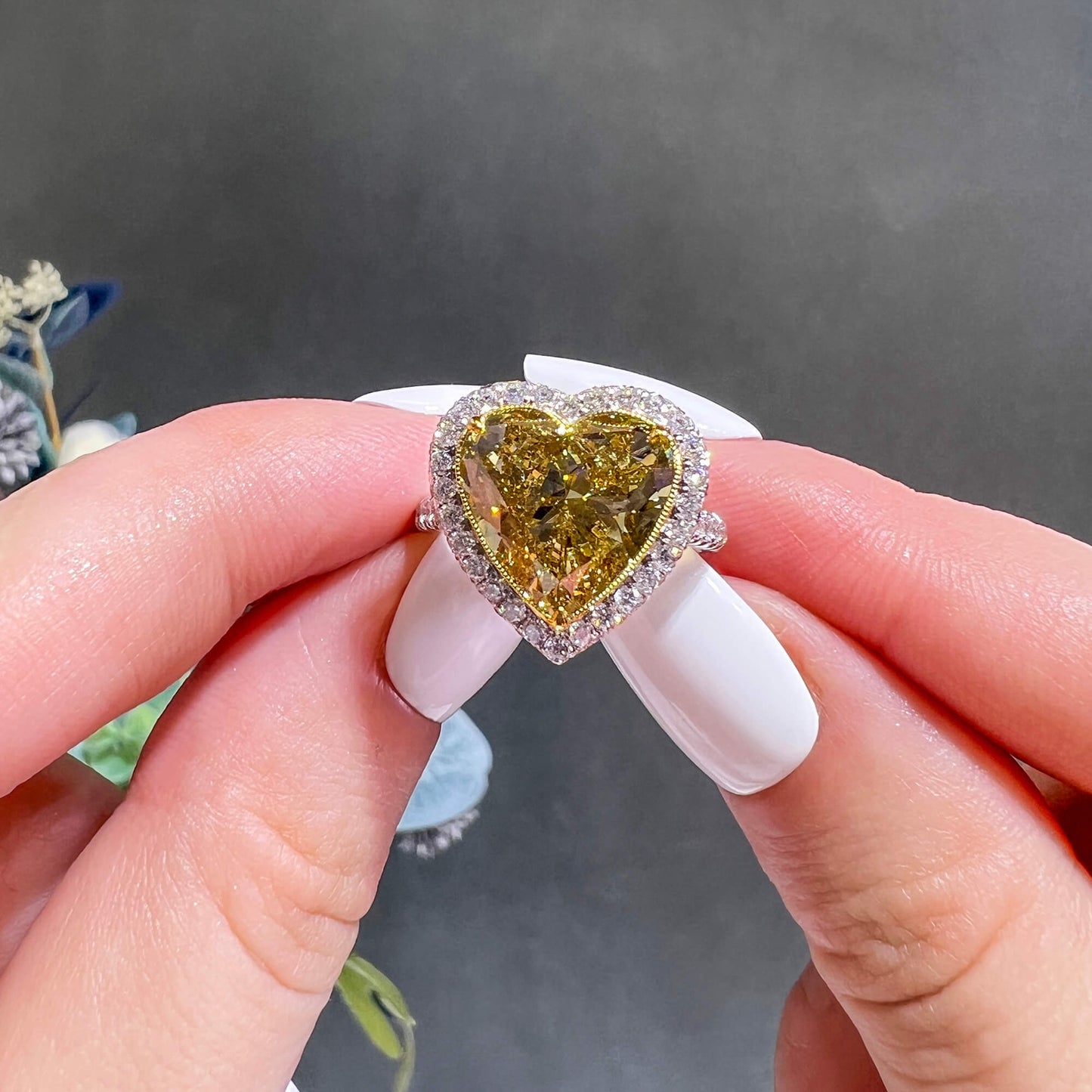 טבעת הילה משובצת יהלום צהוב חום טבעי, זהב לבן וצהוב 18 קראט, צורת לב, 8.64 קראט TW