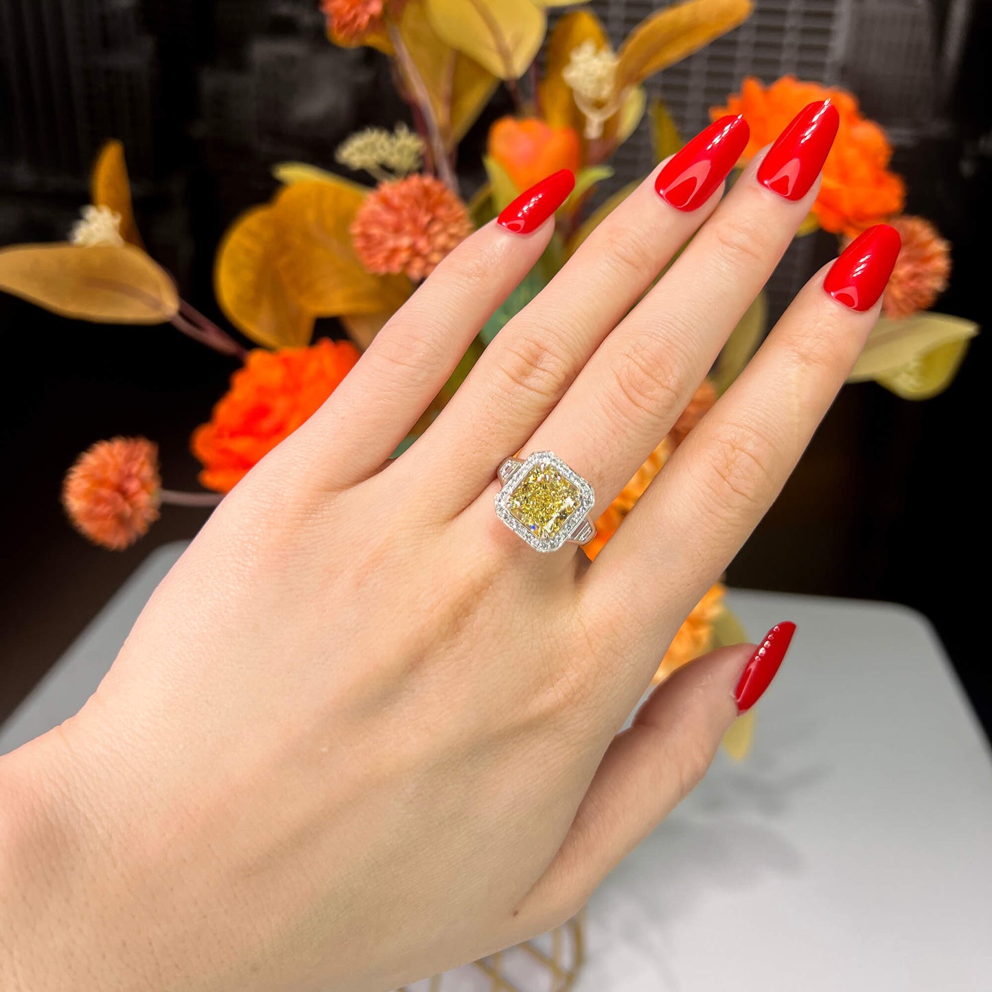 טבעת הילה משובצת יהלום צהוב בהיר טבעי, זהב לבן וצהוב 18 קראט, צורה זוהרת, 6.47 קראט TW