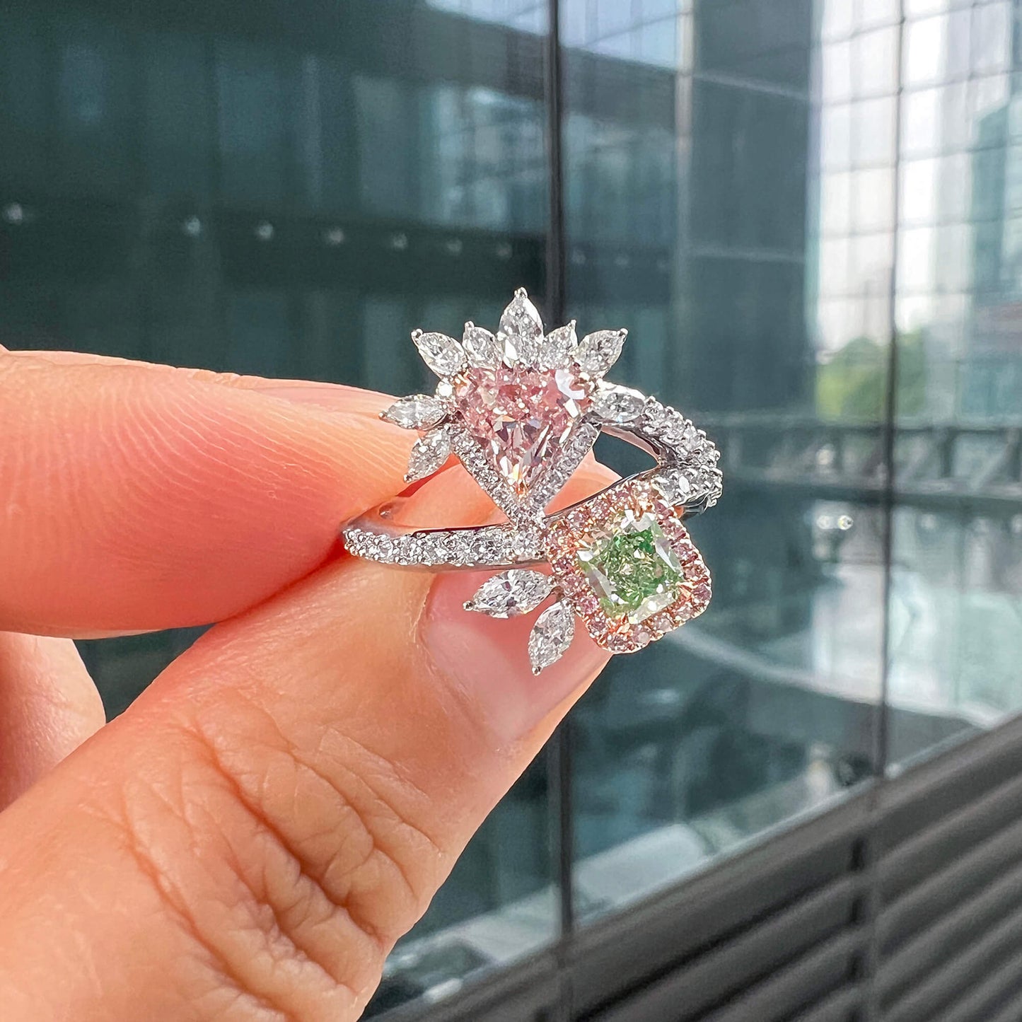 天然华丽浅黄色绿色钻石戒指,18K白金,1.93克拉总重