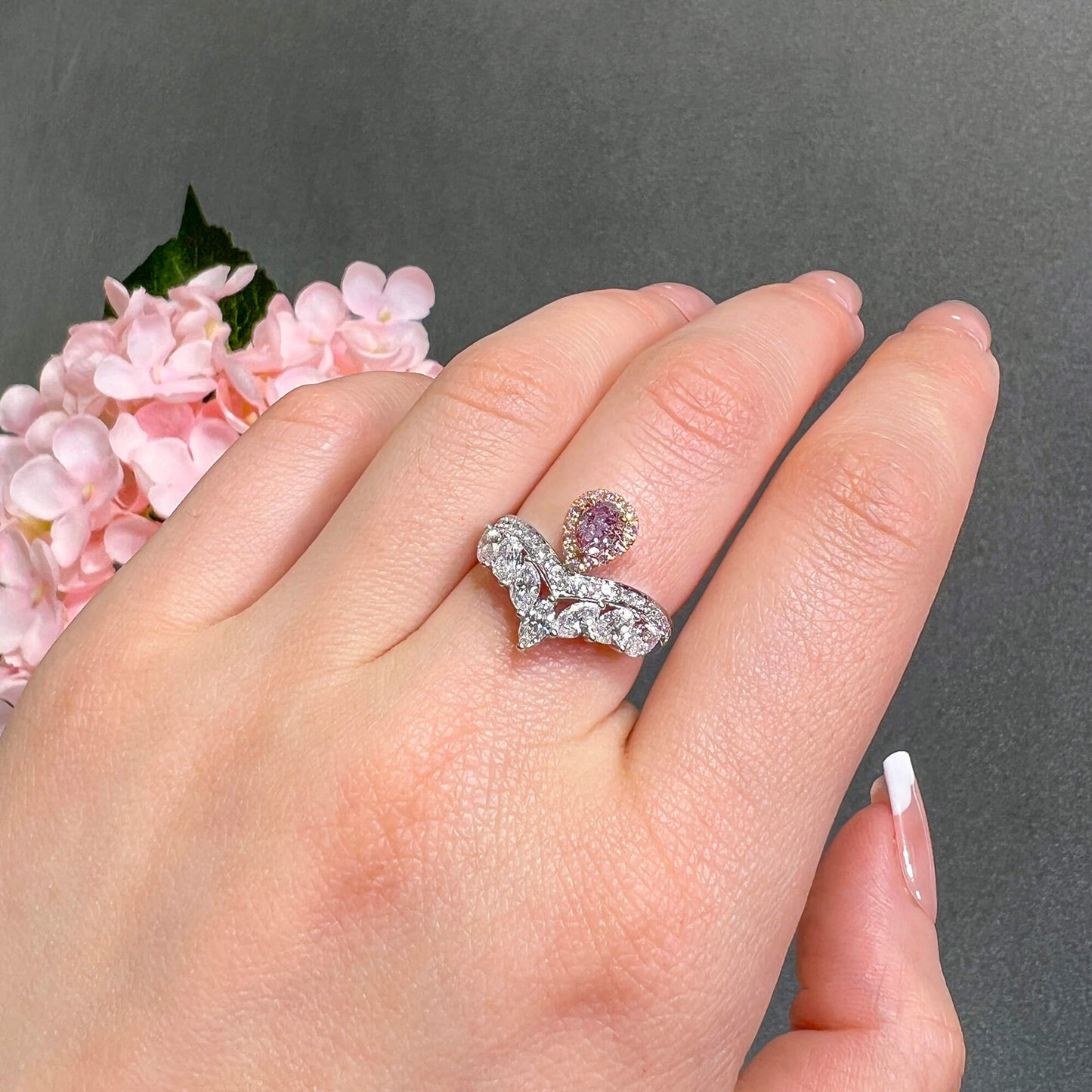 天然华丽紫粉色钻石光环戒指,18K白金,梨形,1.68克拉总重