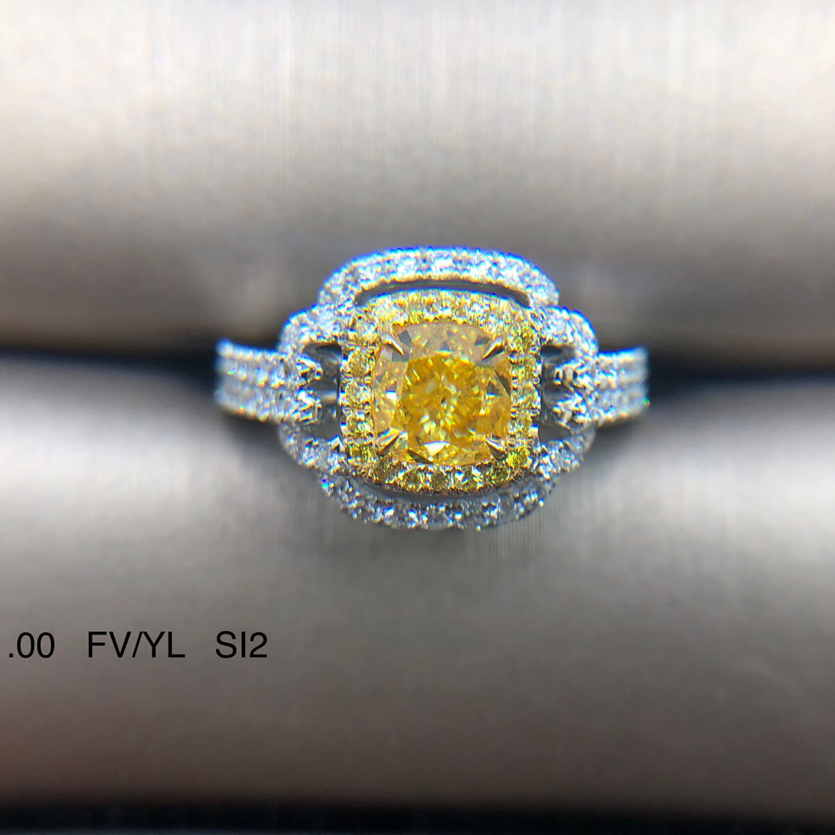 艳彩黄 钻石戒指,总重1.82克拉,枕形,GIA认证