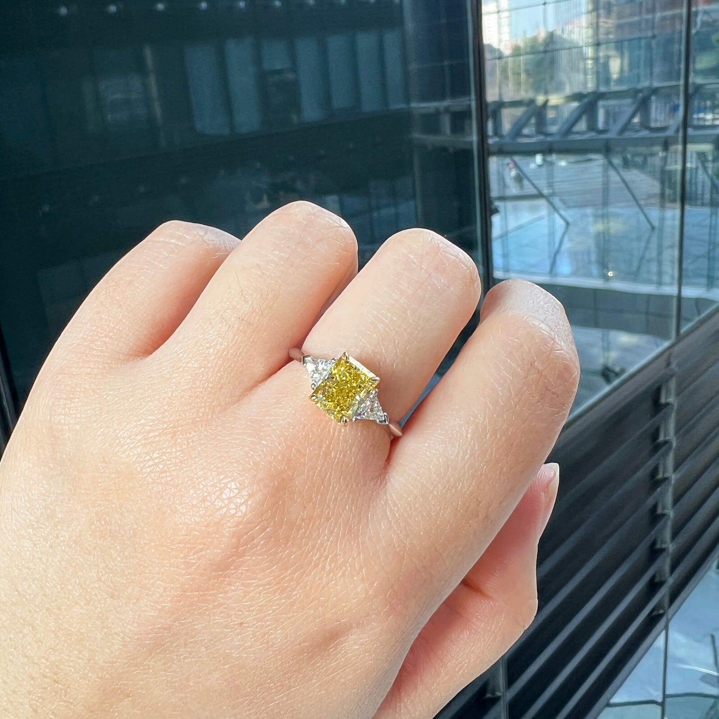 天然华丽鲜艳黄色钻石三石戒指,18K白金,明亮形状,2.20克拉总重