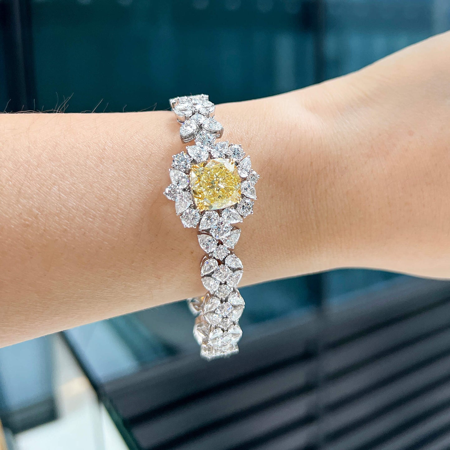 צמיד יהלומים טבעיים צהובים ולבנים, לבן 18 קראט, 23.14 קראט. TW