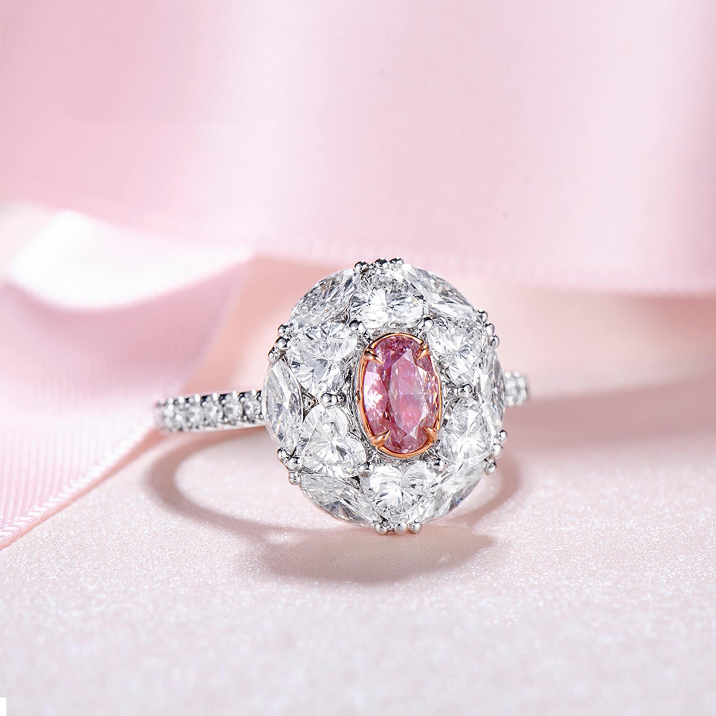 טבעת יהלום ורוד בהיר טבעי, זהב לבן ורוד 18 קראט, צורה אליפסה, 2.85 קראט TW