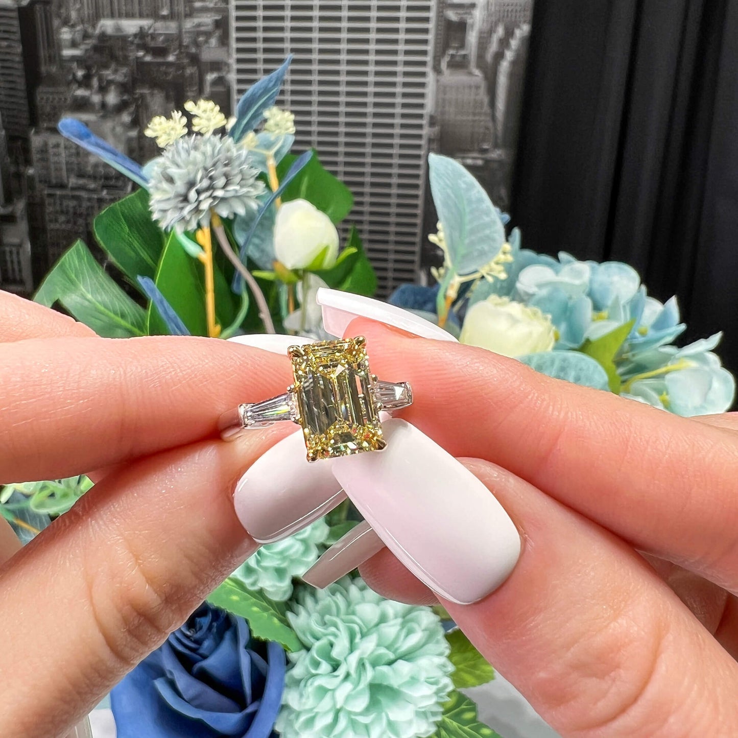 天然浅黄色(U-V)钻石三石戒指,18K白金与黄金,翡翠形状,3.33克拉总重