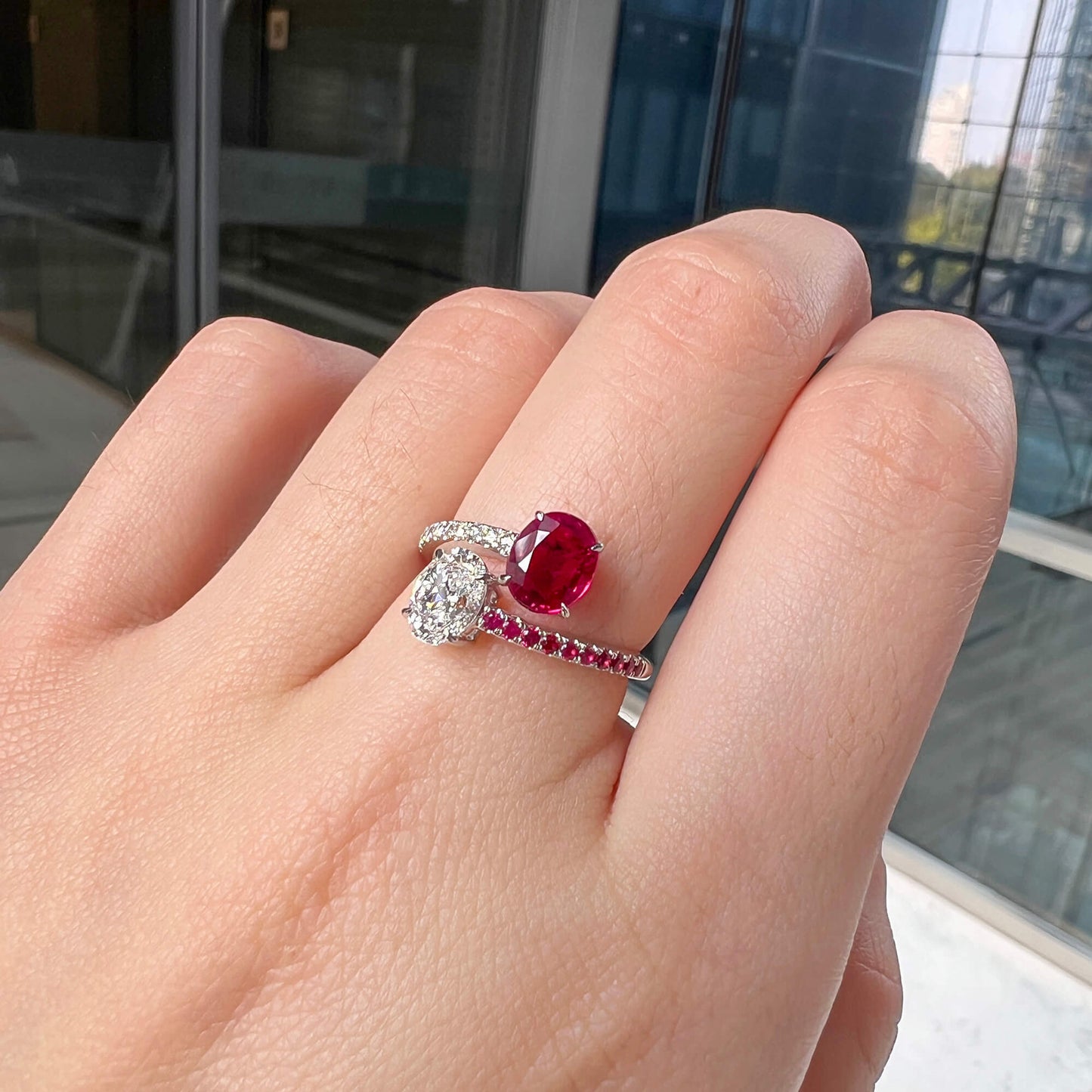 טבעת רובי אדום בורמזי טבעי, זהב לבן 18 קראט, צורה אליפסה, 2.25 קראט TW, לא מחוממת