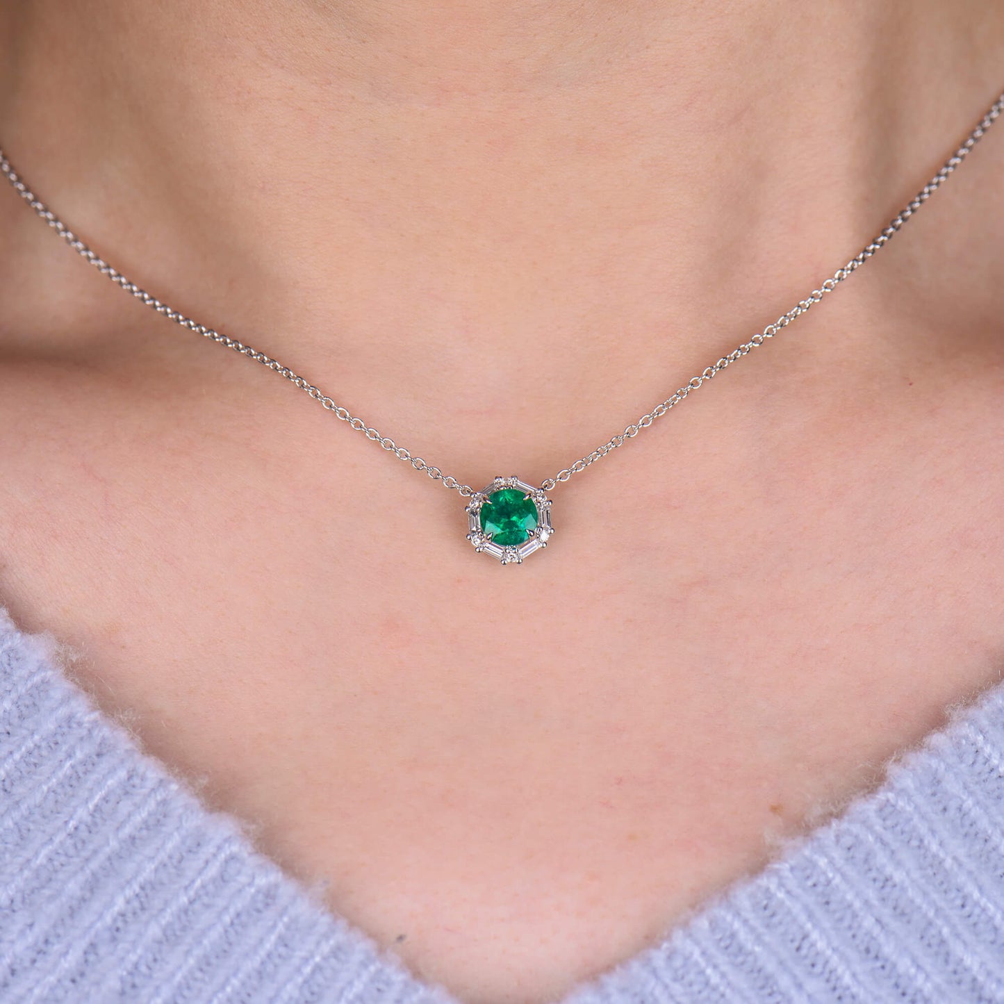 שרשרת אמרלד קולומביאנית ירוקה ועזה טבעית, זהב לבן 18 קראט, צורה עגולה, 1.04 קראט TW