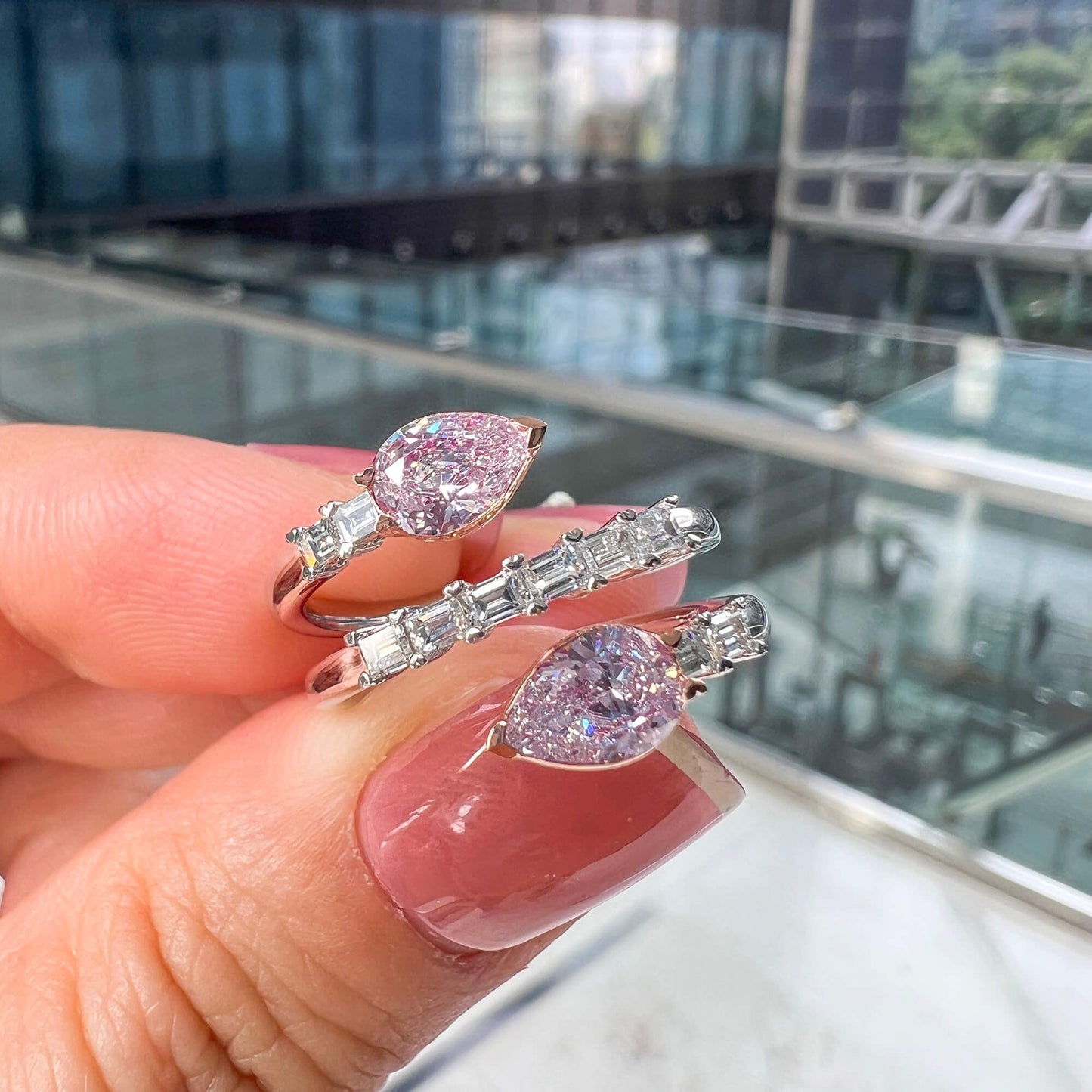 天然非常浅粉色钻石戒指,18K白金与玫瑰金,梨形,1.33克拉总重