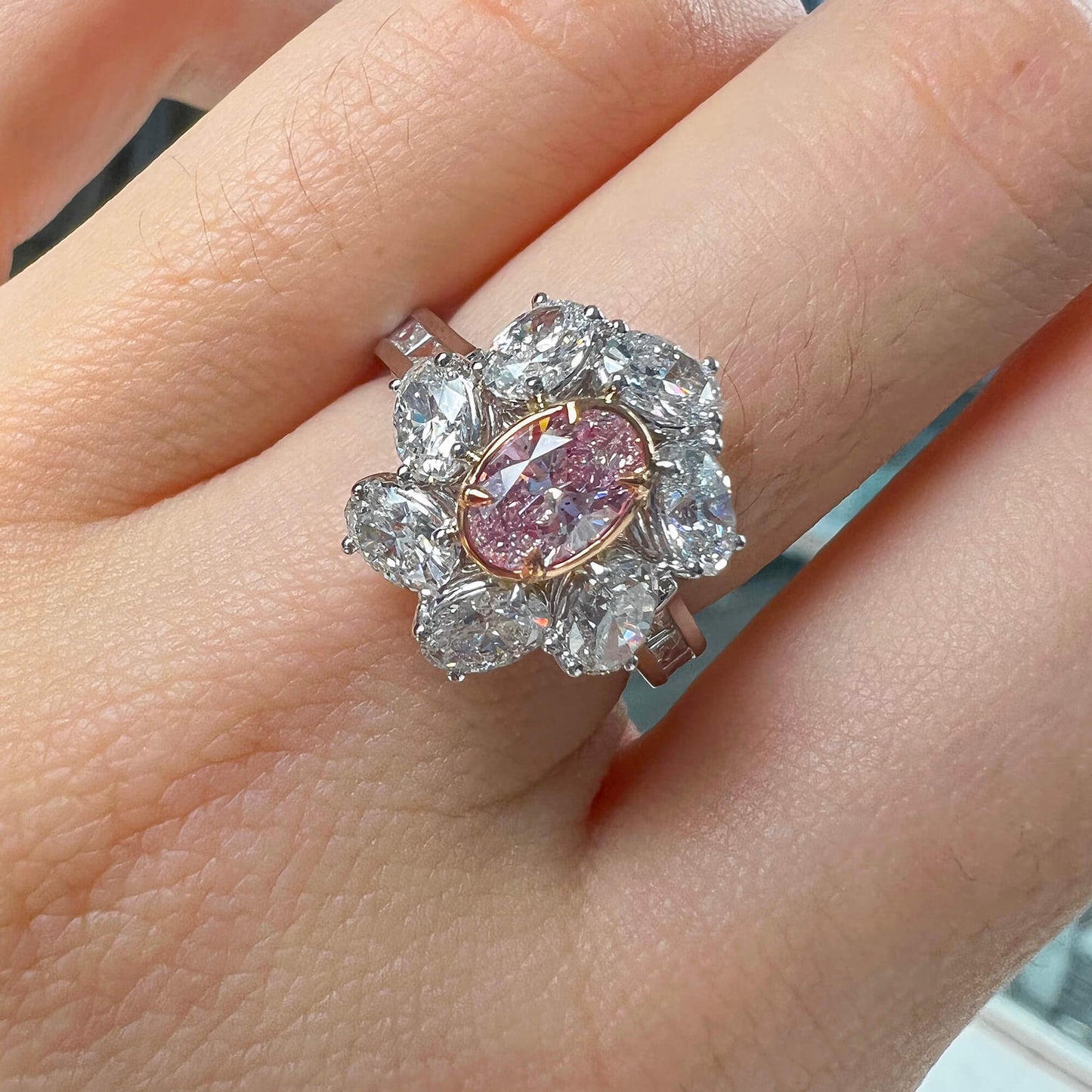 天然非常浅粉色钻石戒指,18K白金与玫瑰金,椭圆形,2.71克拉总重