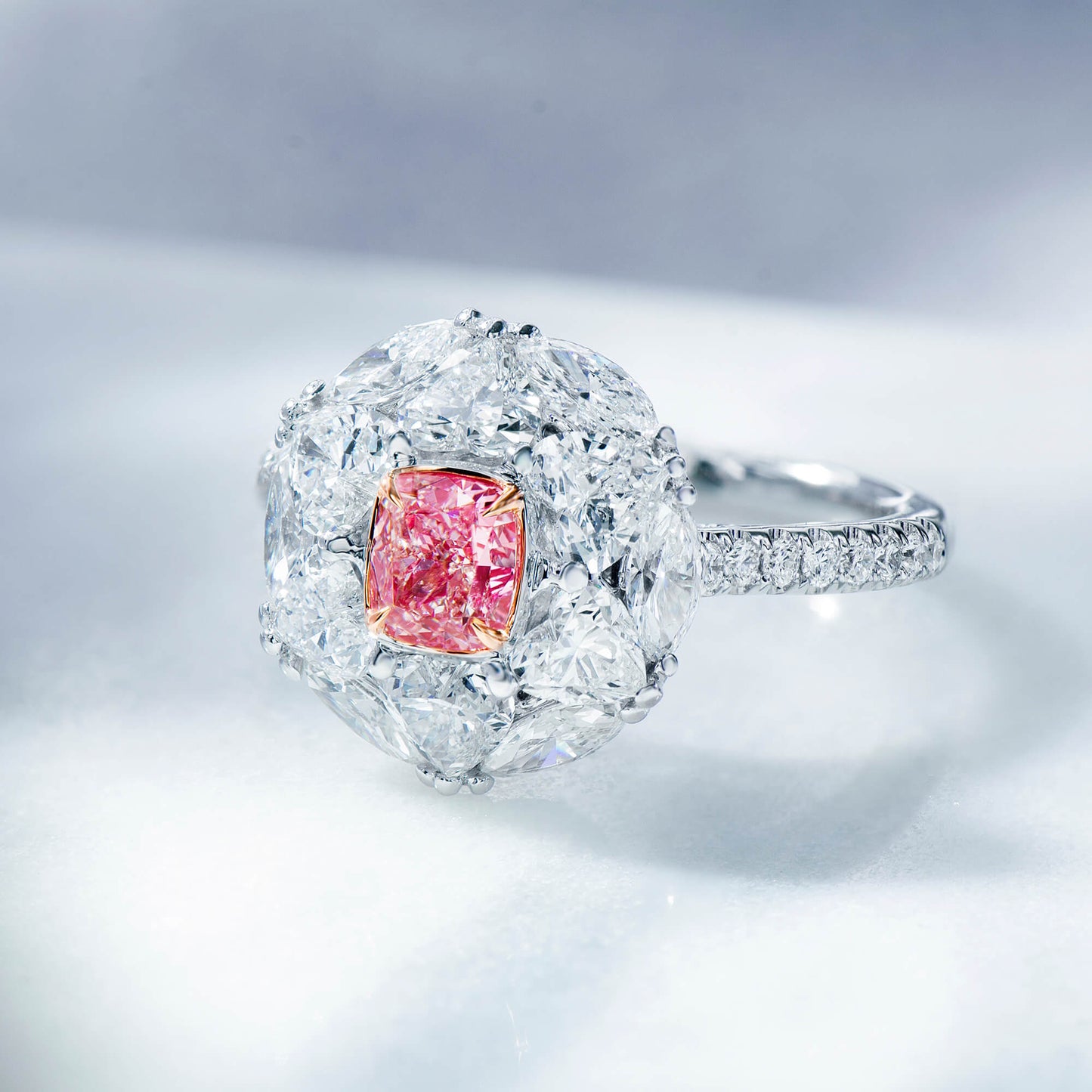 天然非常浅粉色钻石光环戒指,18K白金与玫瑰金,垫形,2.83克拉总重