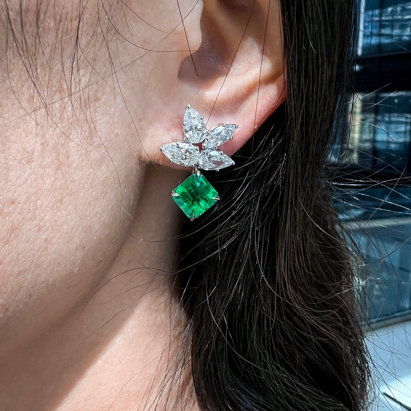 עגילי טיפה משובצים באמרלד ירוק קולומביאני טבעי, זהב לבן 18 קראט, צורת כרית, 8.17 קראט TW