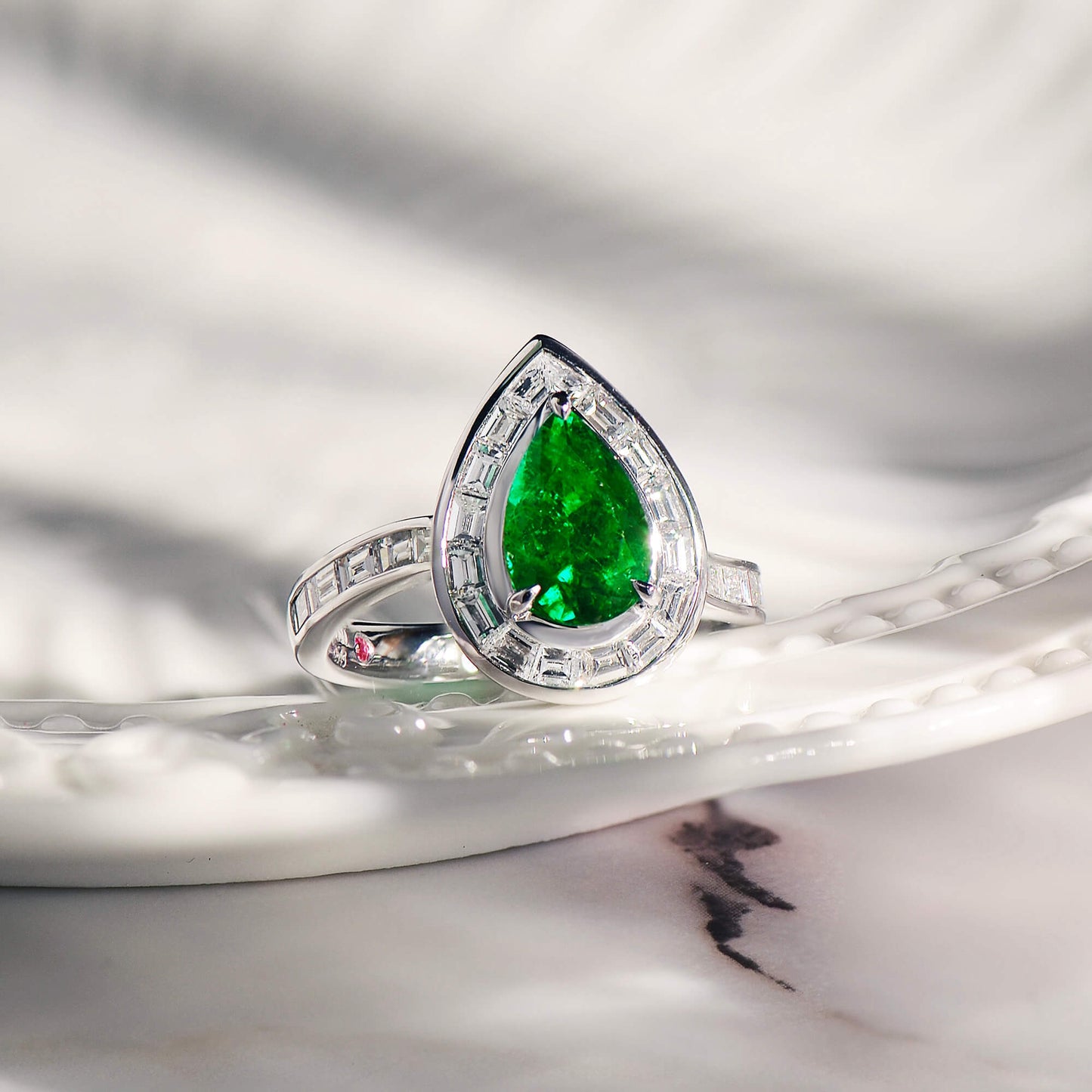 טבעת הילה משובצת אמרלד קולומביאנית ירוקה ועזה טבעית, זהב לבן 18 קראט, צורת אגס, 2.48 קראט TW