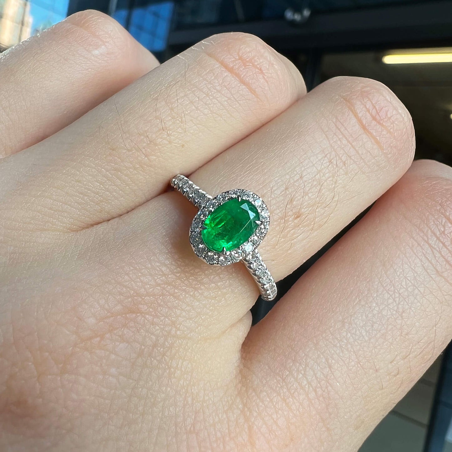 天然生动绿色哥伦比亚翡翠光环戒指,18K白金,椭圆形,0.75克拉总重