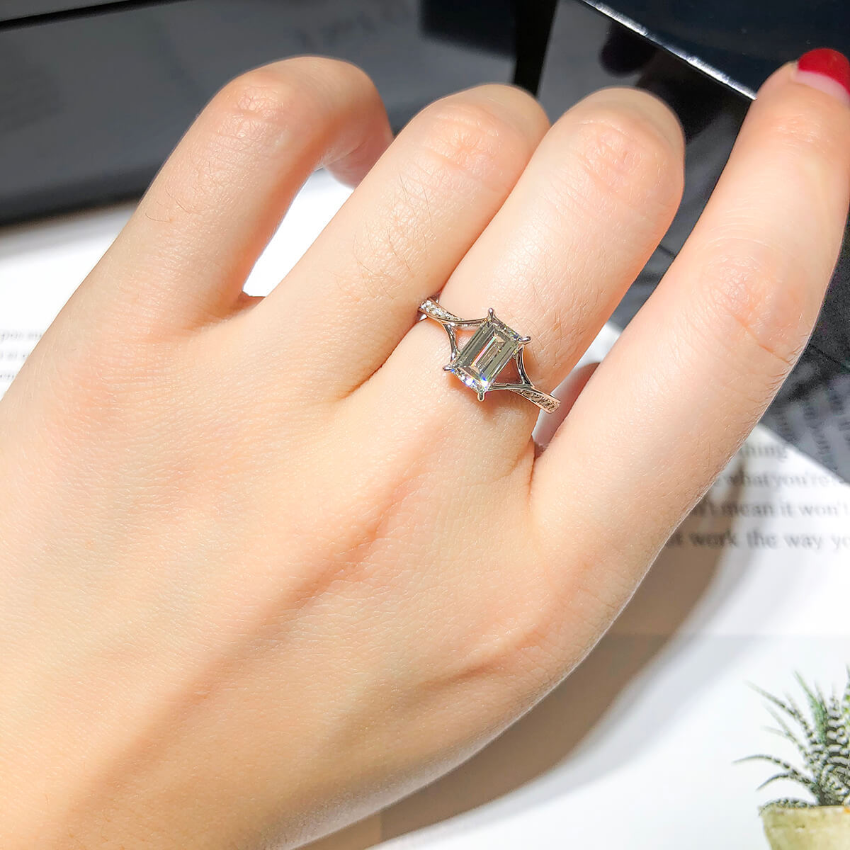 白钻戒指,总重1.17克拉,梯方形,GIA认证