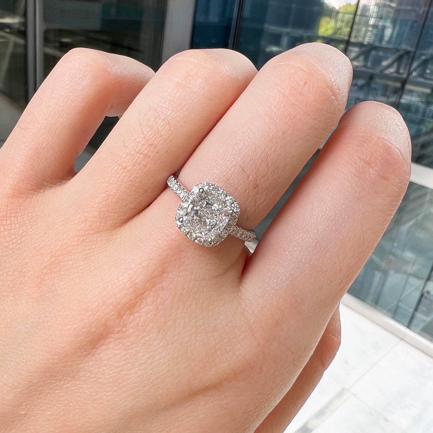 טבעת הילה משובצת יהלום טבעי, זהב לבן 18 קראט, צורת כרית, 2.32 קראט TW