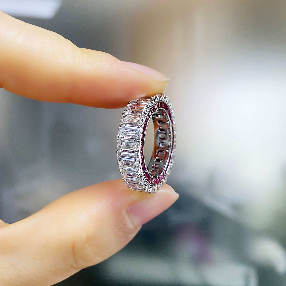 טבעת יהלום טבעית, זהב לבן 18 קראט, חיתוך אמרלד, 8.86 קראט