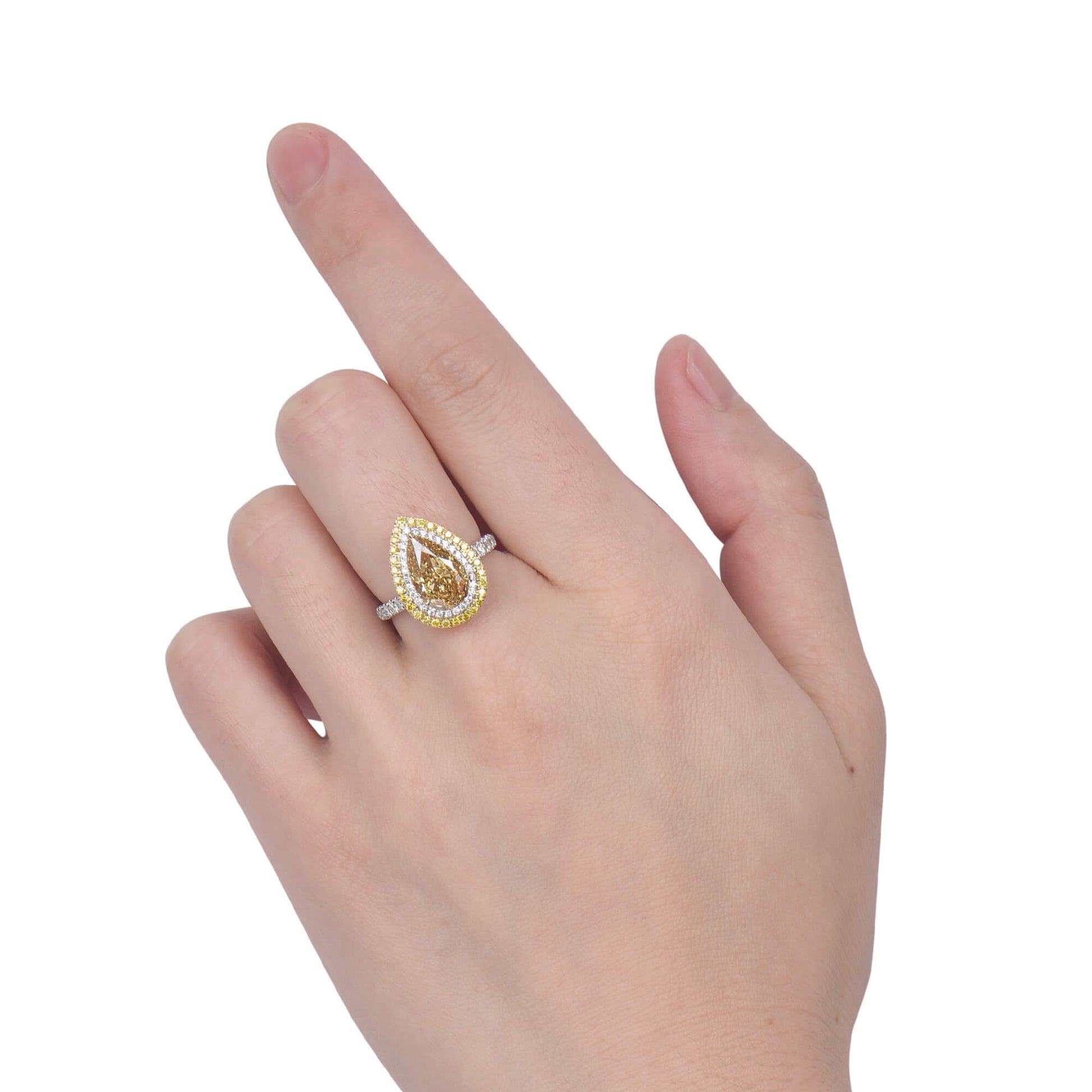 中彩 带棕色 黄钻戒指，总重3.23克拉，水滴形，GIA认证