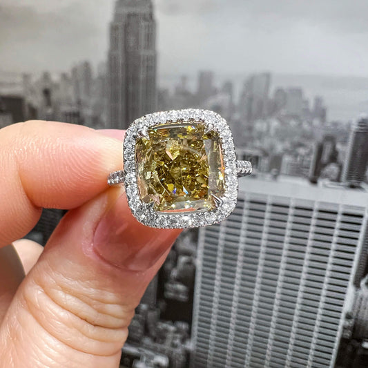 暗彩 带棕绿色 黄钻戒指，总重4.50克拉，雷迪恩形，GIA认证