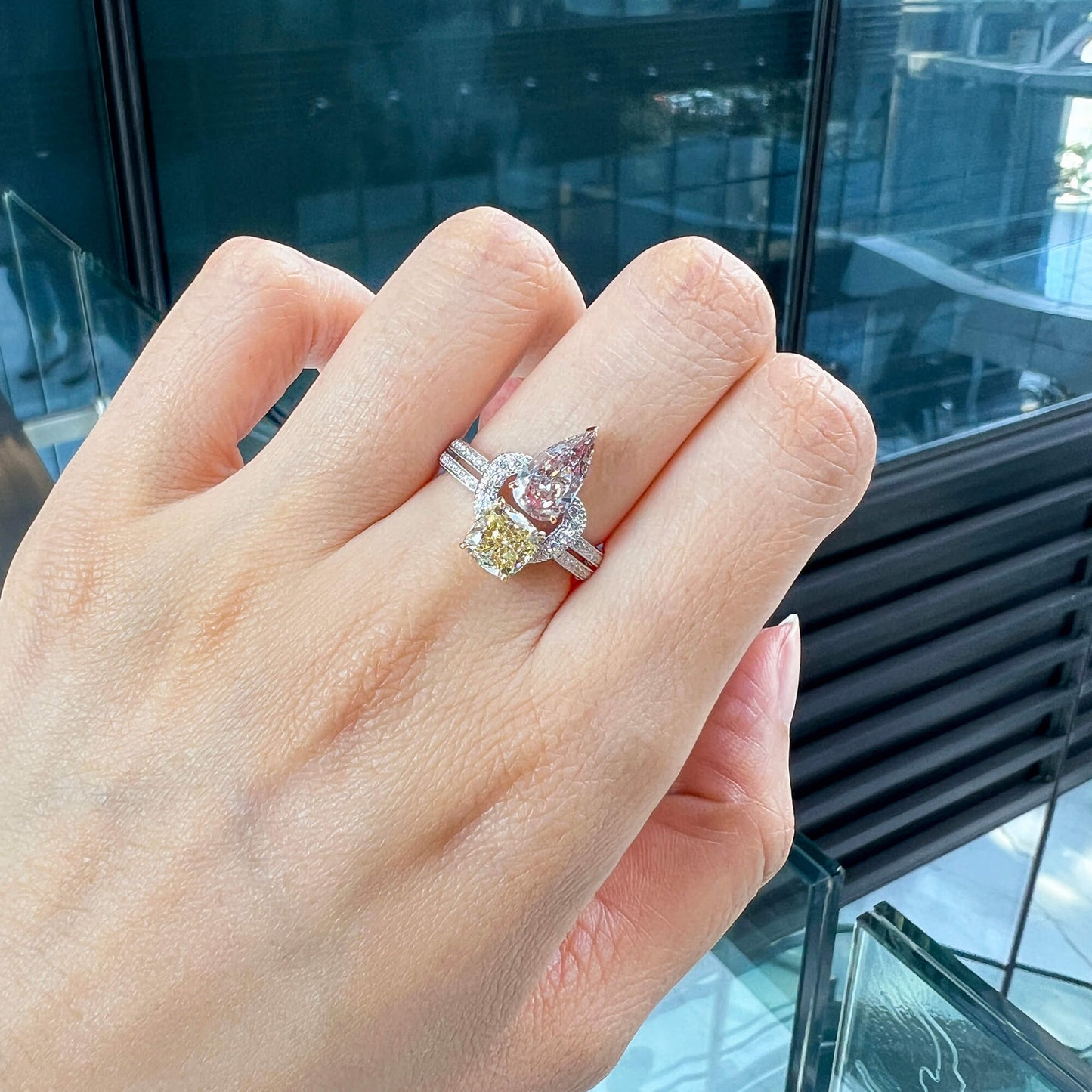 天然华丽浅粉棕色和黄色钻石戒指，18K白金，2.53克拉总重