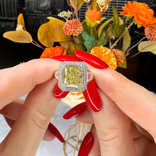 淡彩黄 钻石戒指，5.03克拉（总重6.47克拉），雷迪恩形，6224762251