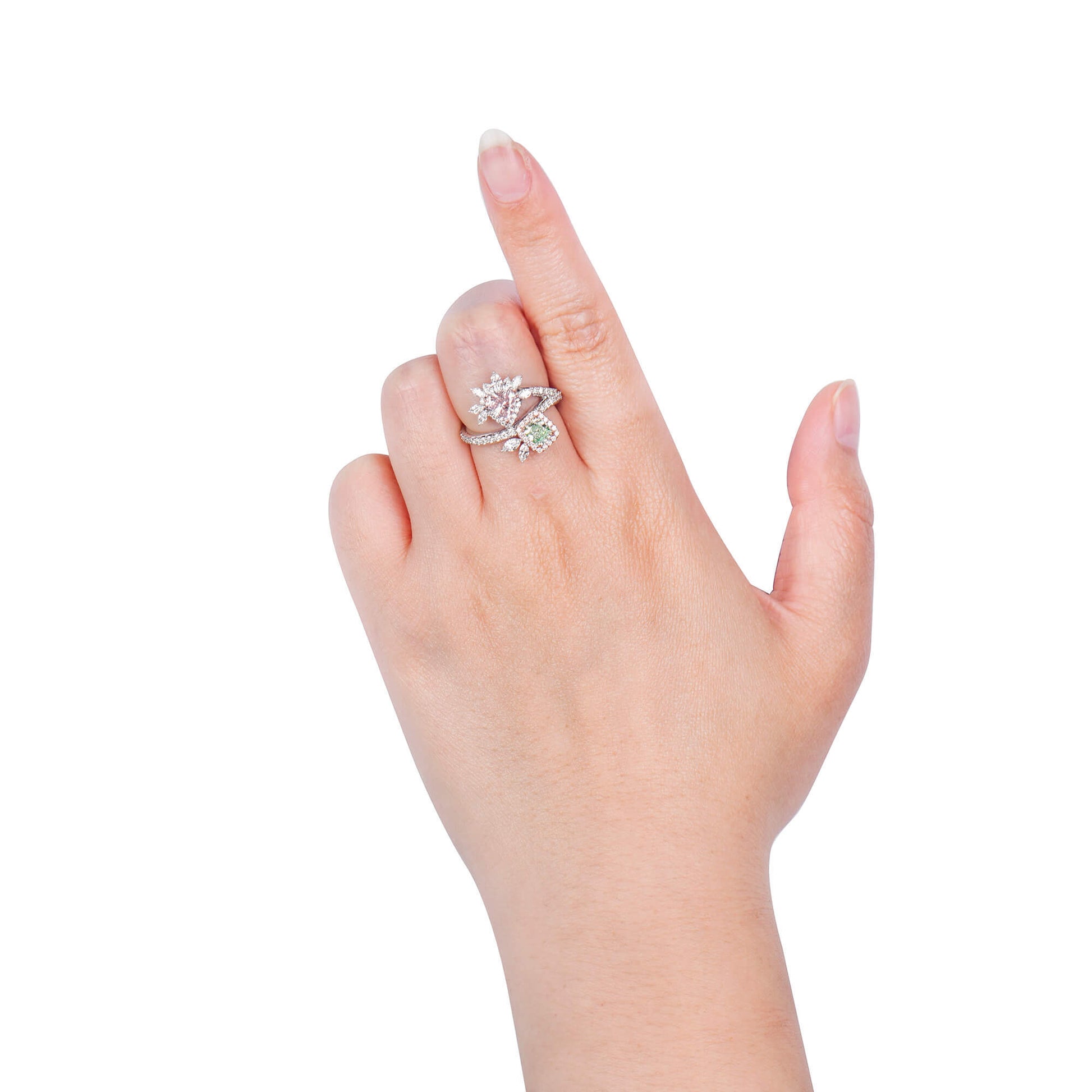 淡彩 黄、绿钻石戒指，总重1.93 克拉，混合形状，GIA认证