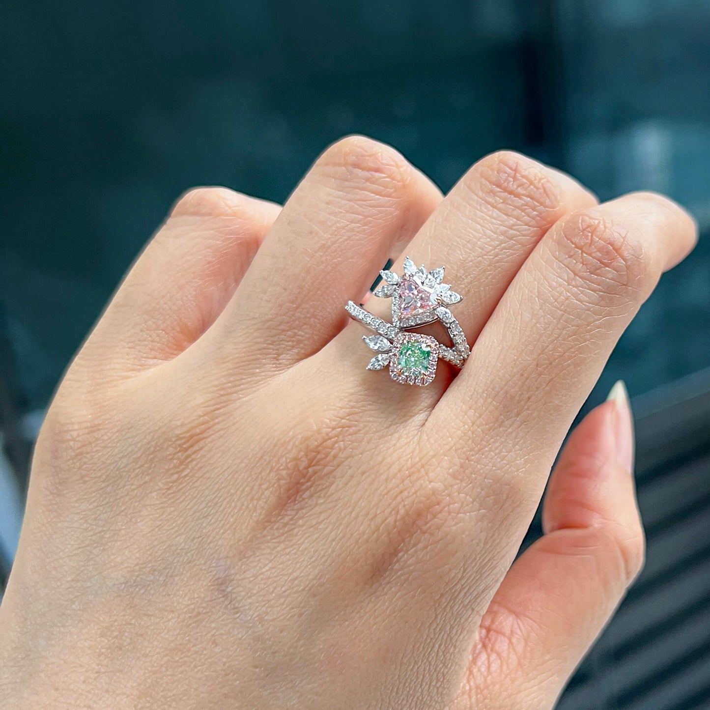 天然华丽浅黄色绿色钻石戒指，18K白金，1.93克拉总重