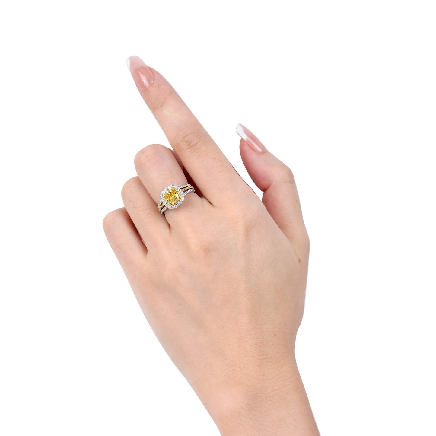 טבעת הילה משובצת יהלום צהוב עז טבעי, זהב לבן וצהוב 18 קראט, צורת כרית, 2.08 קראט TW