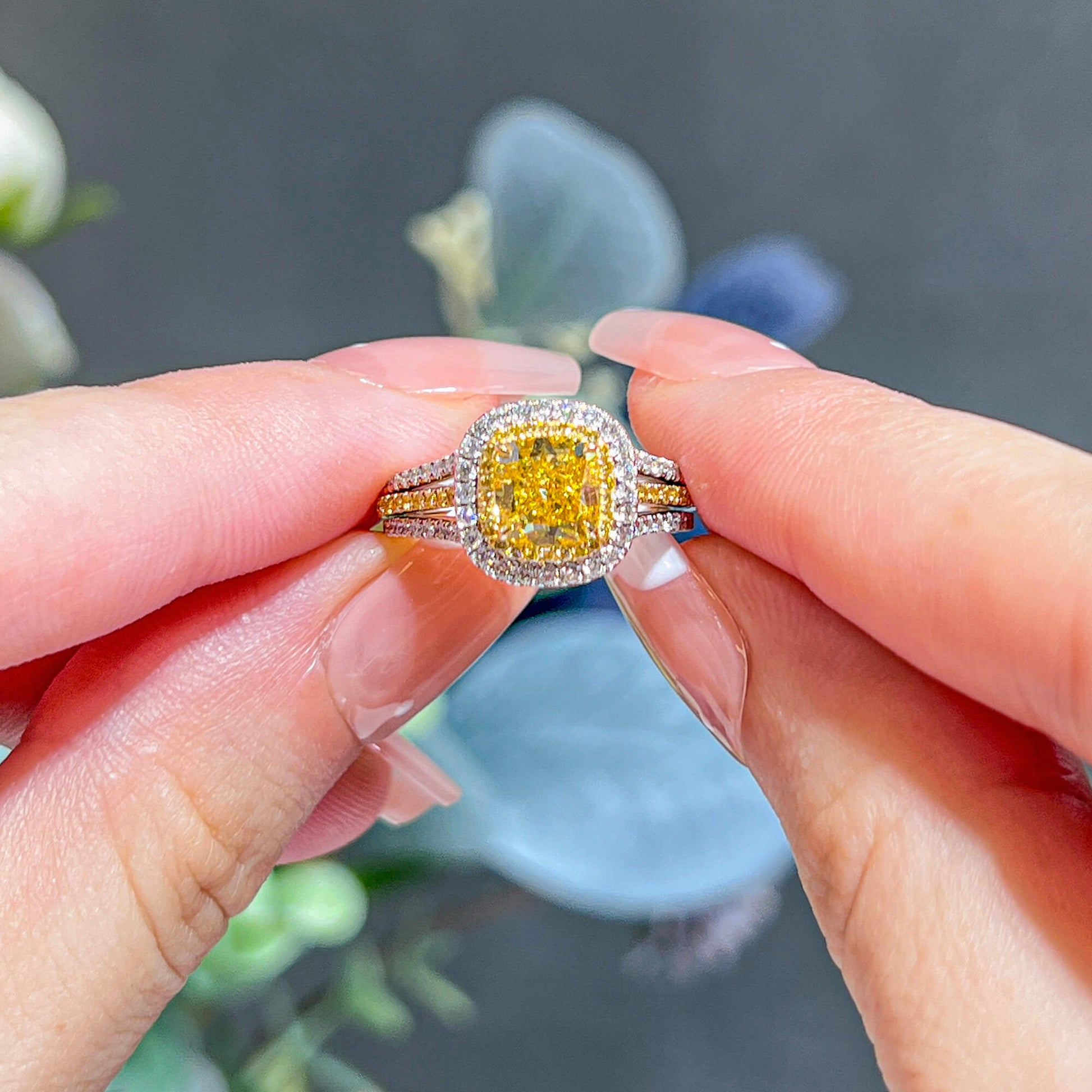 טבעת הילה משובצת יהלום צהוב עז טבעי, זהב לבן וצהוב 18 קראט, צורת כרית, 2.08 קראט TW