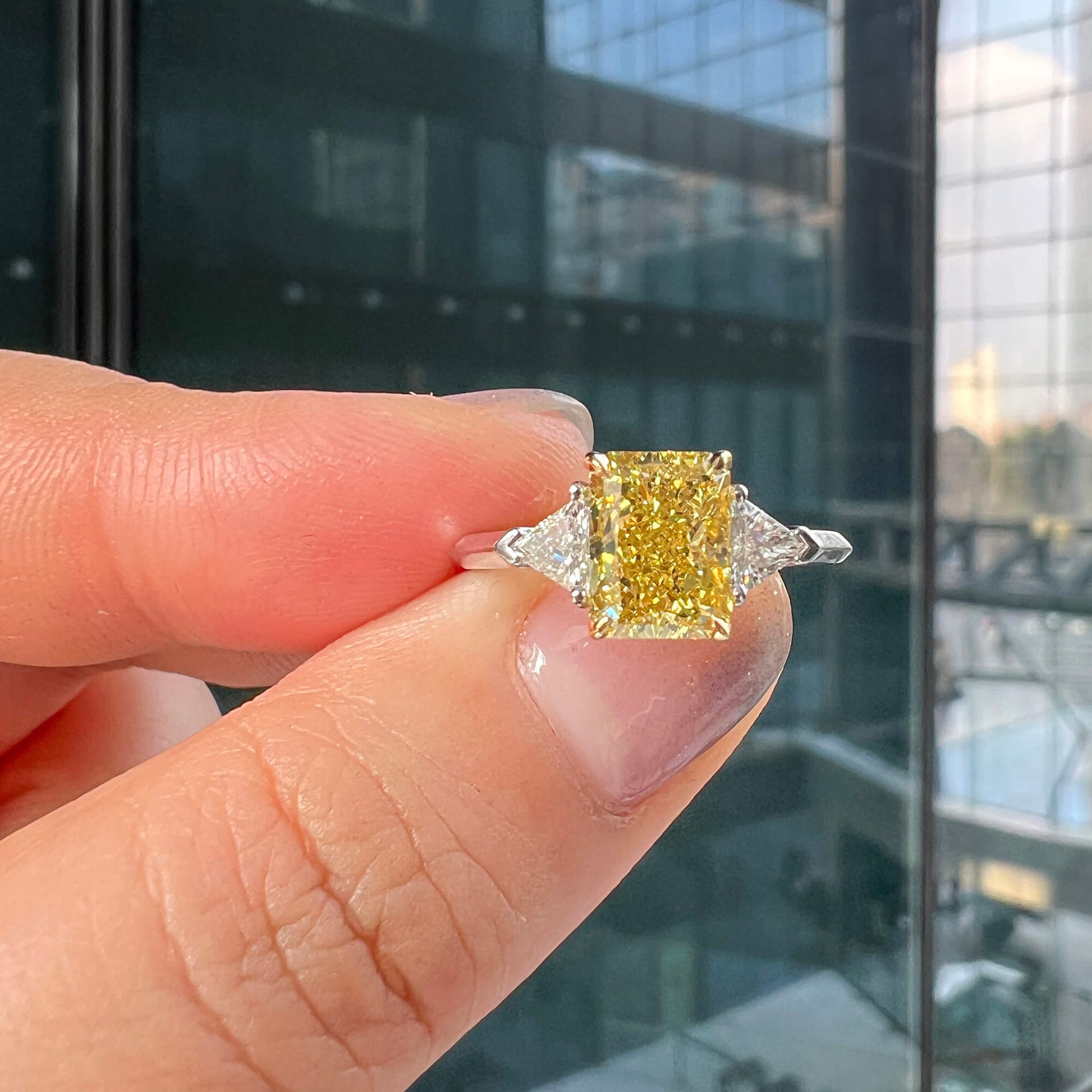 天然华丽鲜艳黄色钻石三石戒指，18K白金，明亮形状，2.20克拉总重