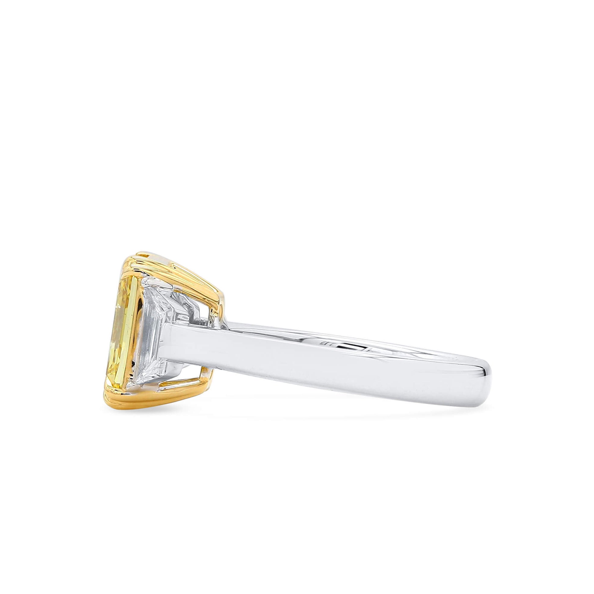 艳彩黄 钻石戒指，总重3.46克拉，雷迪恩形，GIA认证