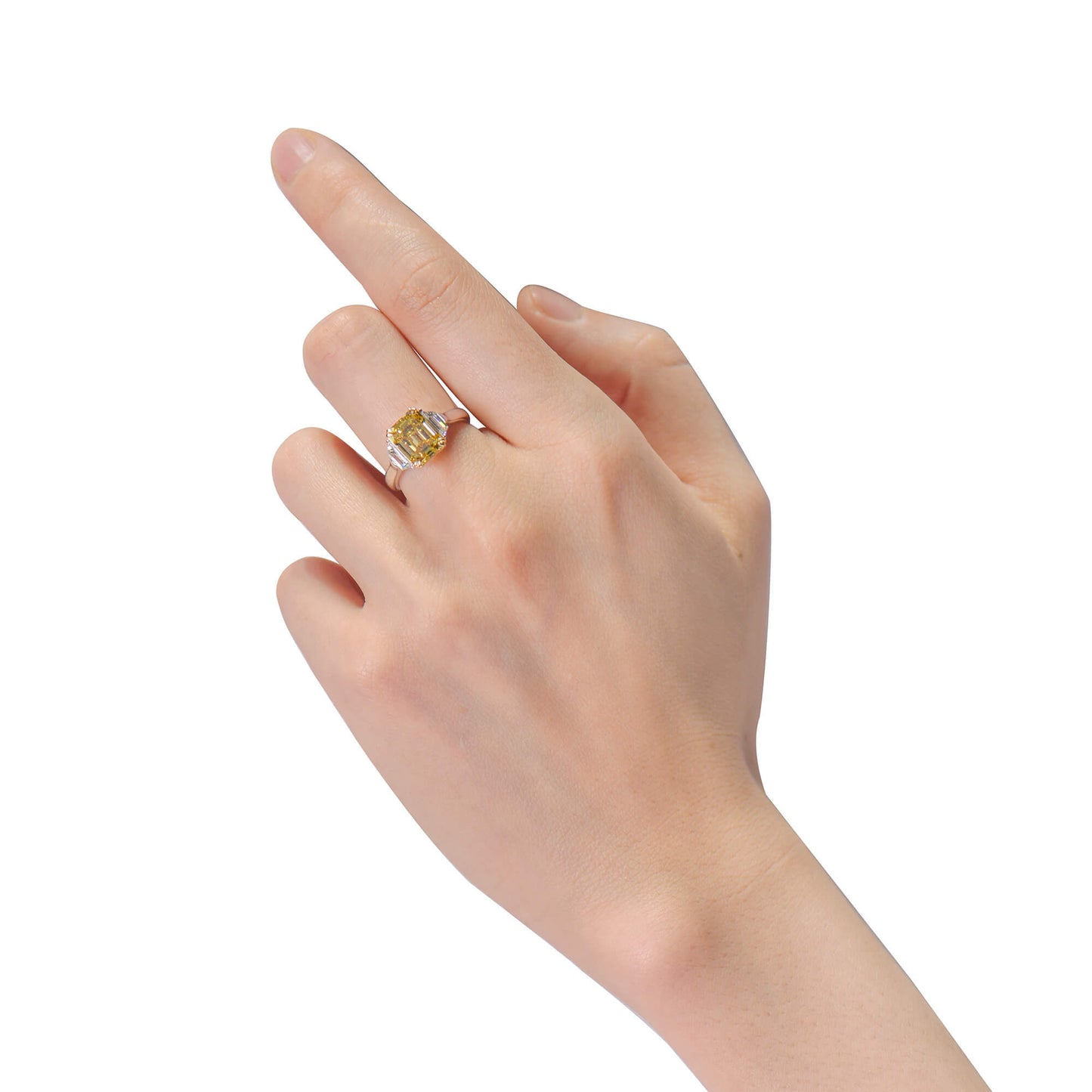 艳彩黄 钻石戒指，总重3.46克拉，雷迪恩形，GIA认证