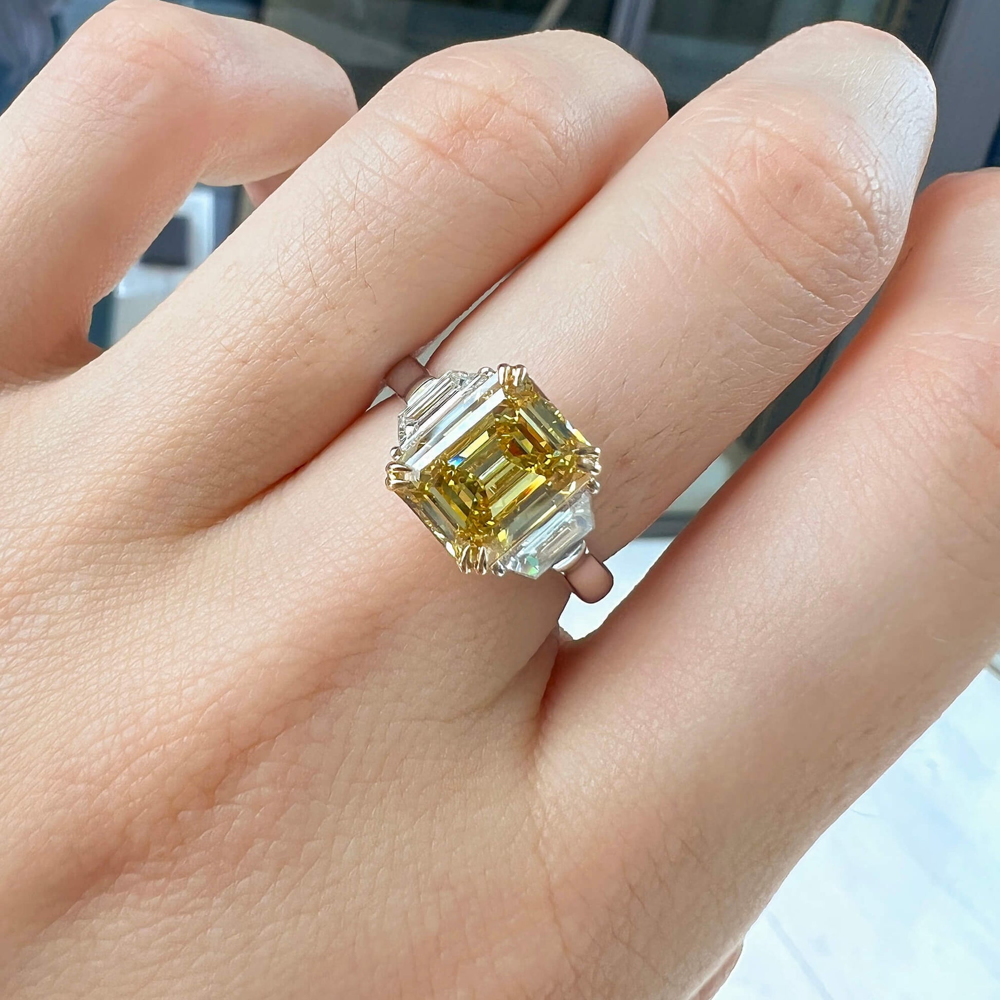 艳彩黄 钻石戒指，总重3.46克拉，雷迪恩形，GIA认证