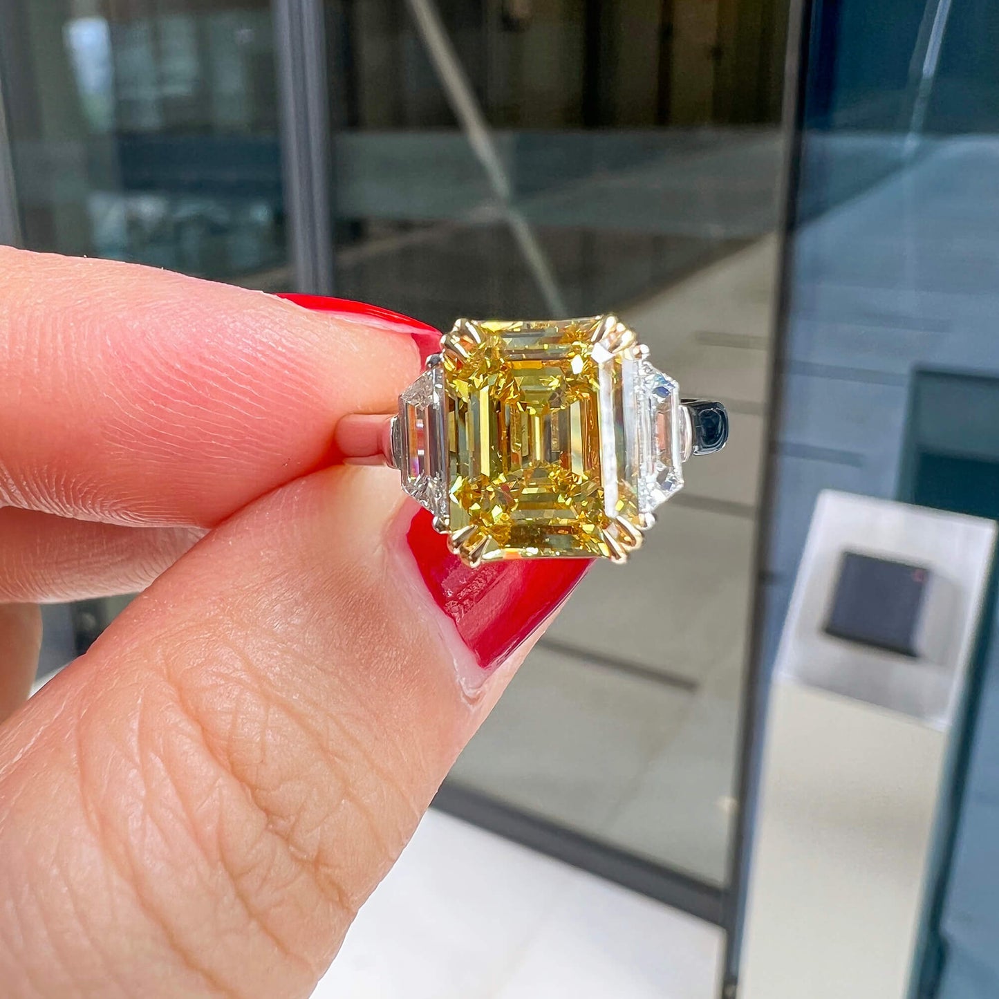 艳彩黄 钻石戒指，总重3.46克拉，雷迪恩形，GIA认证