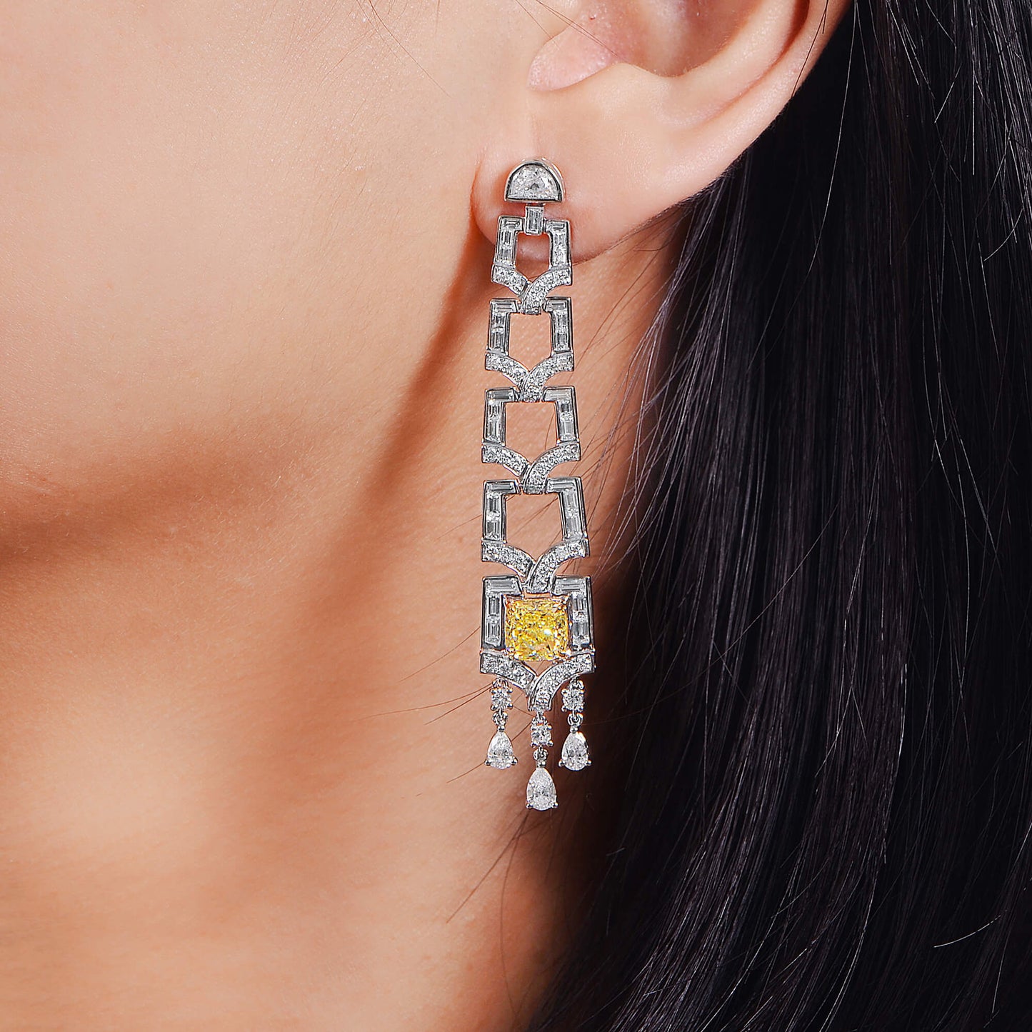 中彩黄 钻石耳环，总重7.86克拉，枕形，GIA认证