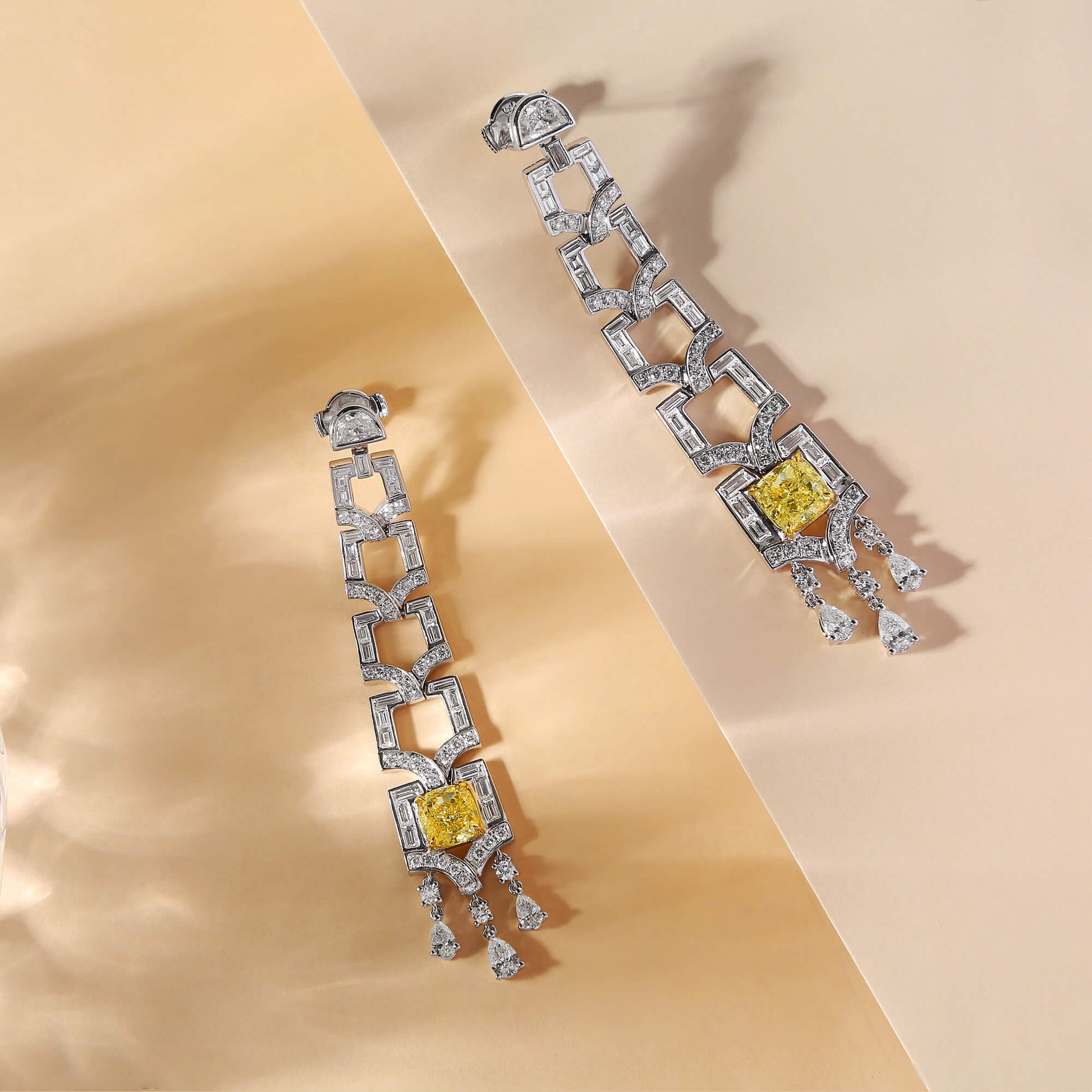 中彩黄 钻石耳环，总重7.86克拉，枕形，GIA认证