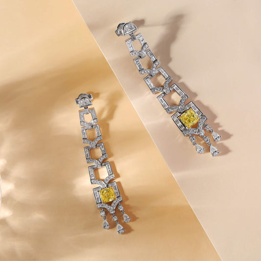 中彩黄 钻石耳环，总重7.86克拉，枕形，GIA认证