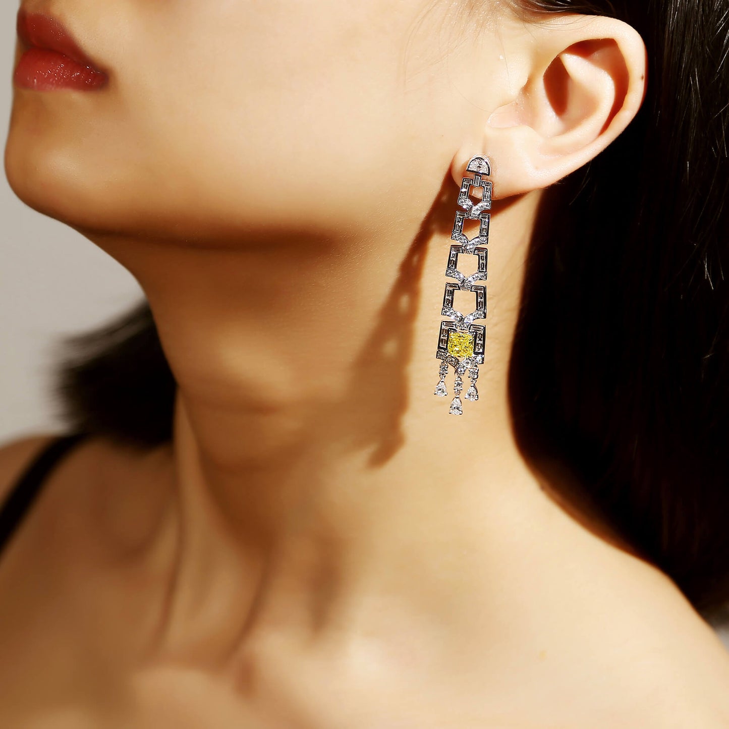 中彩黄 钻石耳环，总重7.86克拉，枕形，GIA认证