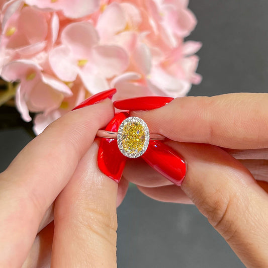 中彩黄 钻石戒指，总重1.71克拉，椭圆形，GIA认证