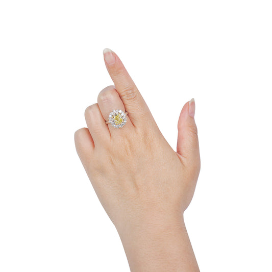 中彩黄 钻石戒指，总重4.24克拉，枕形，GIA认证