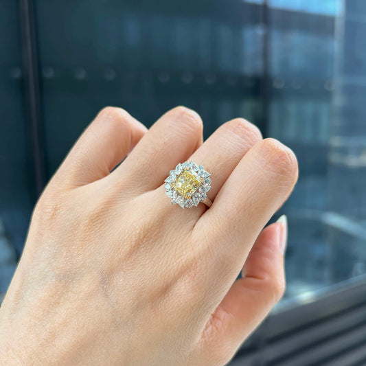 中彩黄 钻石戒指，总重4.24克拉，枕形，GIA认证