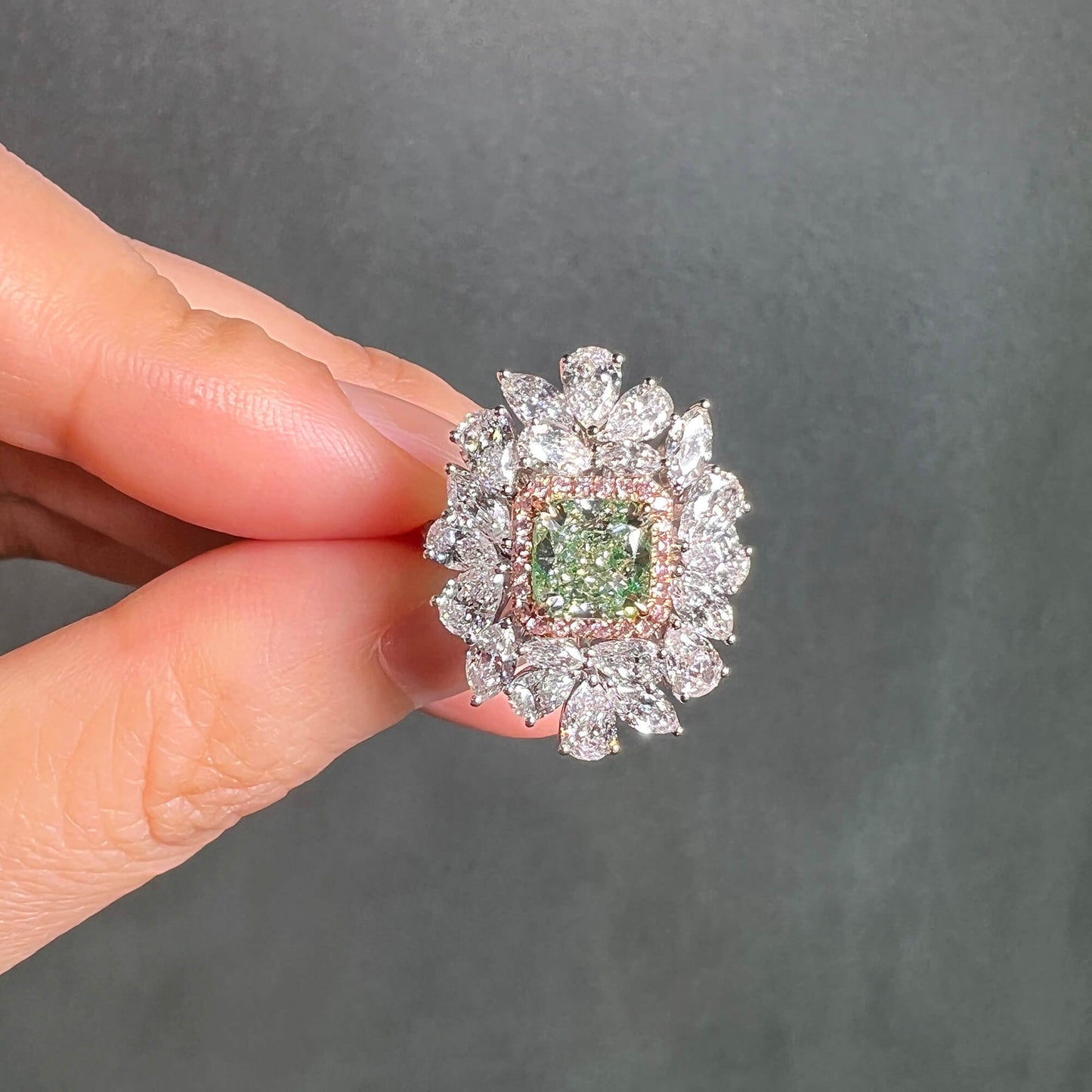 中彩 黄绿 钻石戒指，总重4.59克拉，雷迪恩形，GIA认证