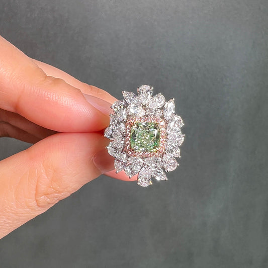 中彩 黄绿 钻石戒指，总重4.59克拉，雷迪恩形，GIA认证