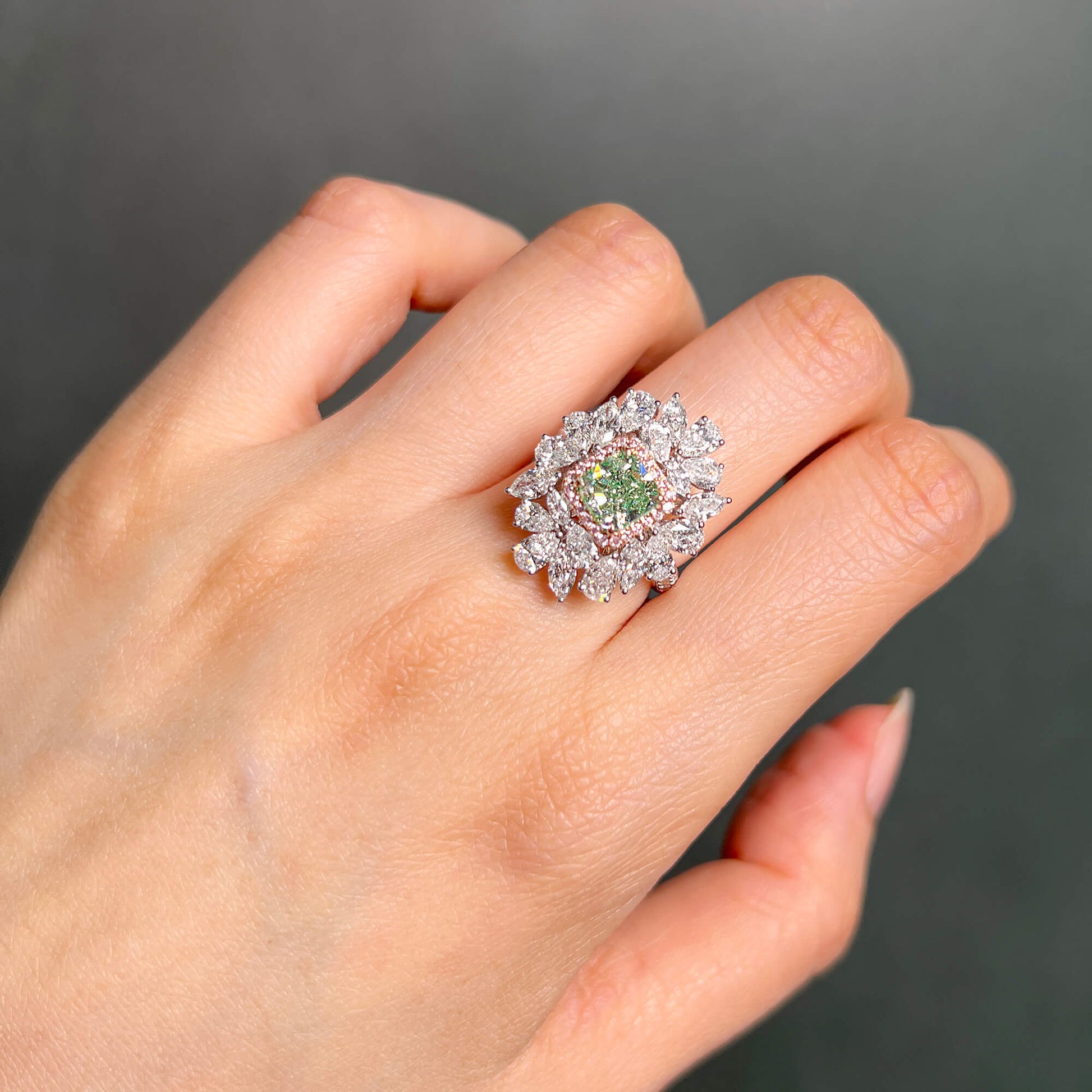 中彩 黄绿 钻石戒指，总重4.59克拉，雷迪恩形，GIA认证