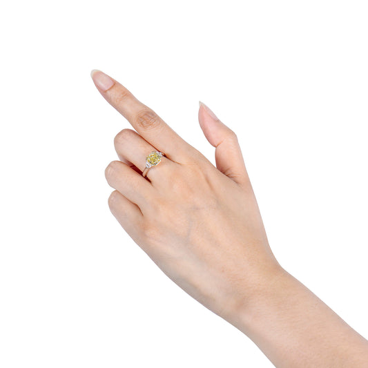 中彩黄 钻石戒指，总重3.31克拉，雷迪恩形，GIA认证