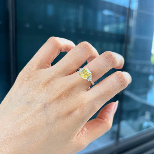 中彩黄 钻石戒指，总重3.31克拉，雷迪恩形，GIA认证