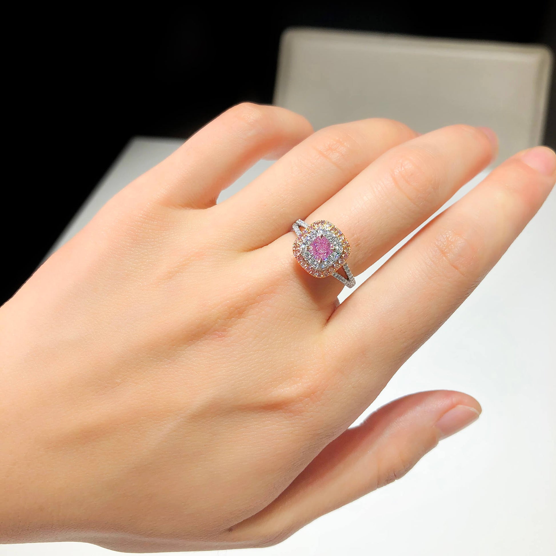 טבעת הילה משובצת יהלום ורוד בהיר טבעי, זהב לבן ורוד 18 קראט, צורת כרית, 1.07 קראט TW