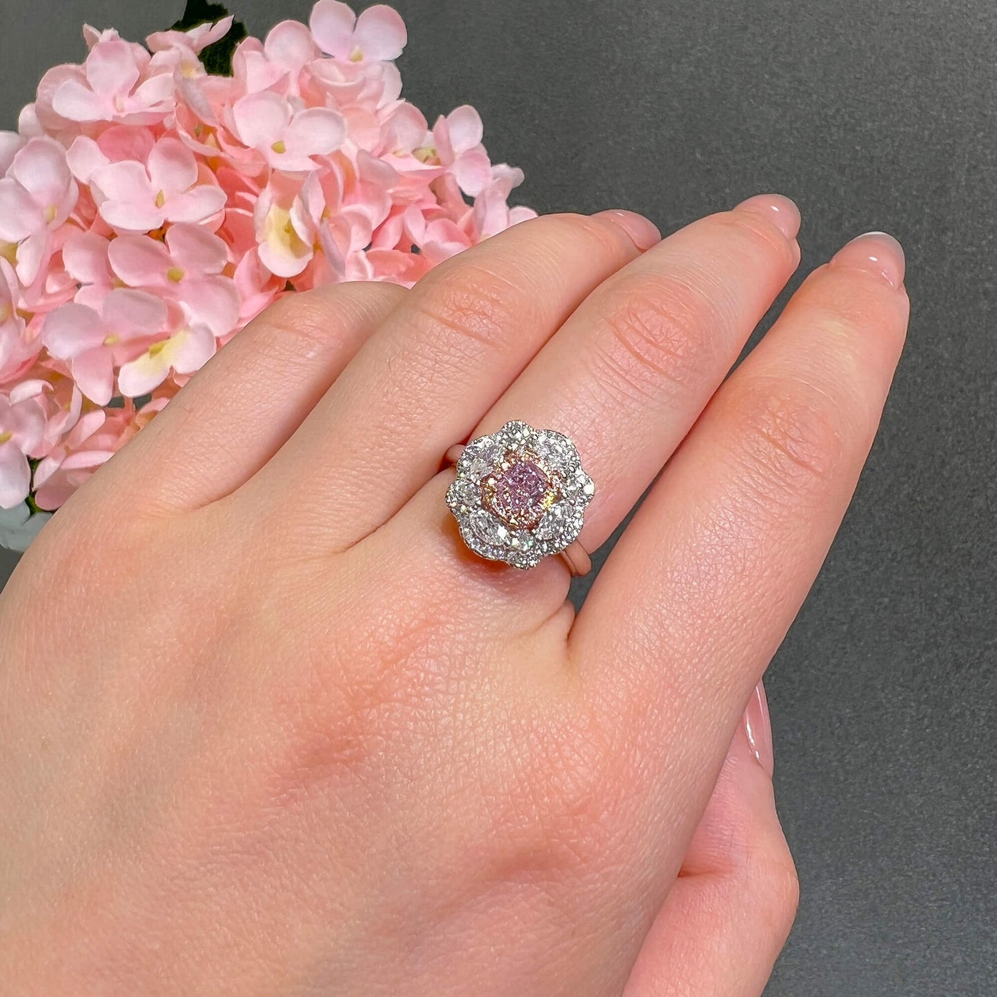 淡粉色 钻石戒指，总重1.33克拉，枕形，GIA认证