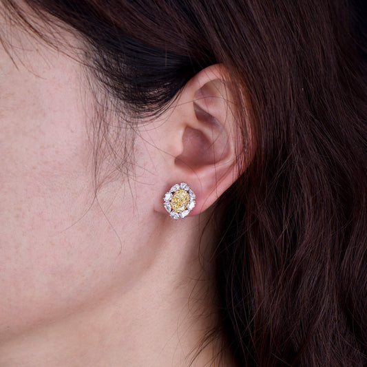 淡黄色和白色 钻石耳环，4.02 克拉（总重6.08 克拉），椭圆形，JCEF05545205