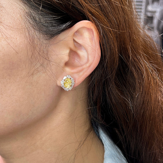 淡黄色和白色 钻石耳环，4.02 克拉（总重6.08 克拉），椭圆形，JCEF05545205