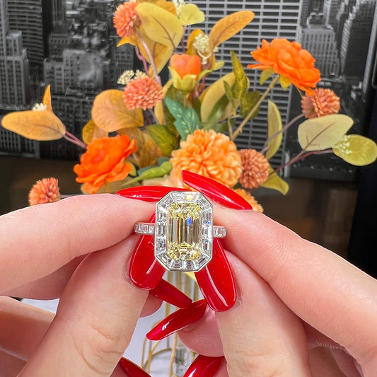 浅黄色与白色 钻石戒指，2.98克拉（总重4.62克拉），雷迪恩形，2225712758